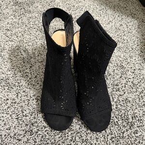 LC Lauren Conrad Black Heeled Booties peep toe faux suede size 9